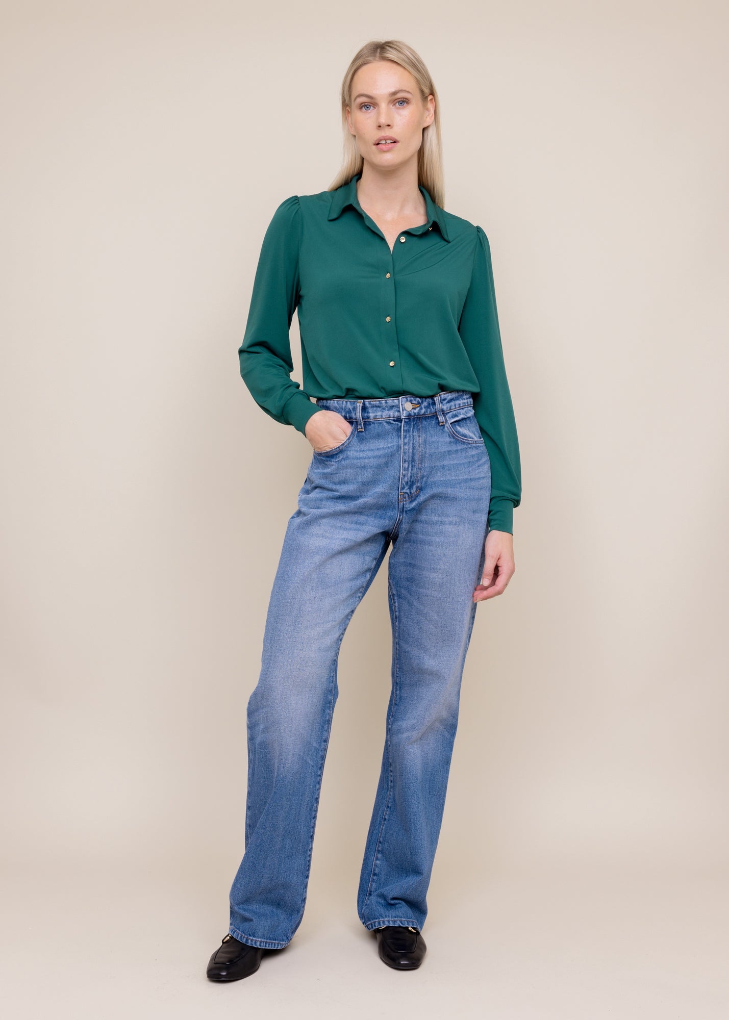 tricot-blouse-met-luxe-knopen_179-36
