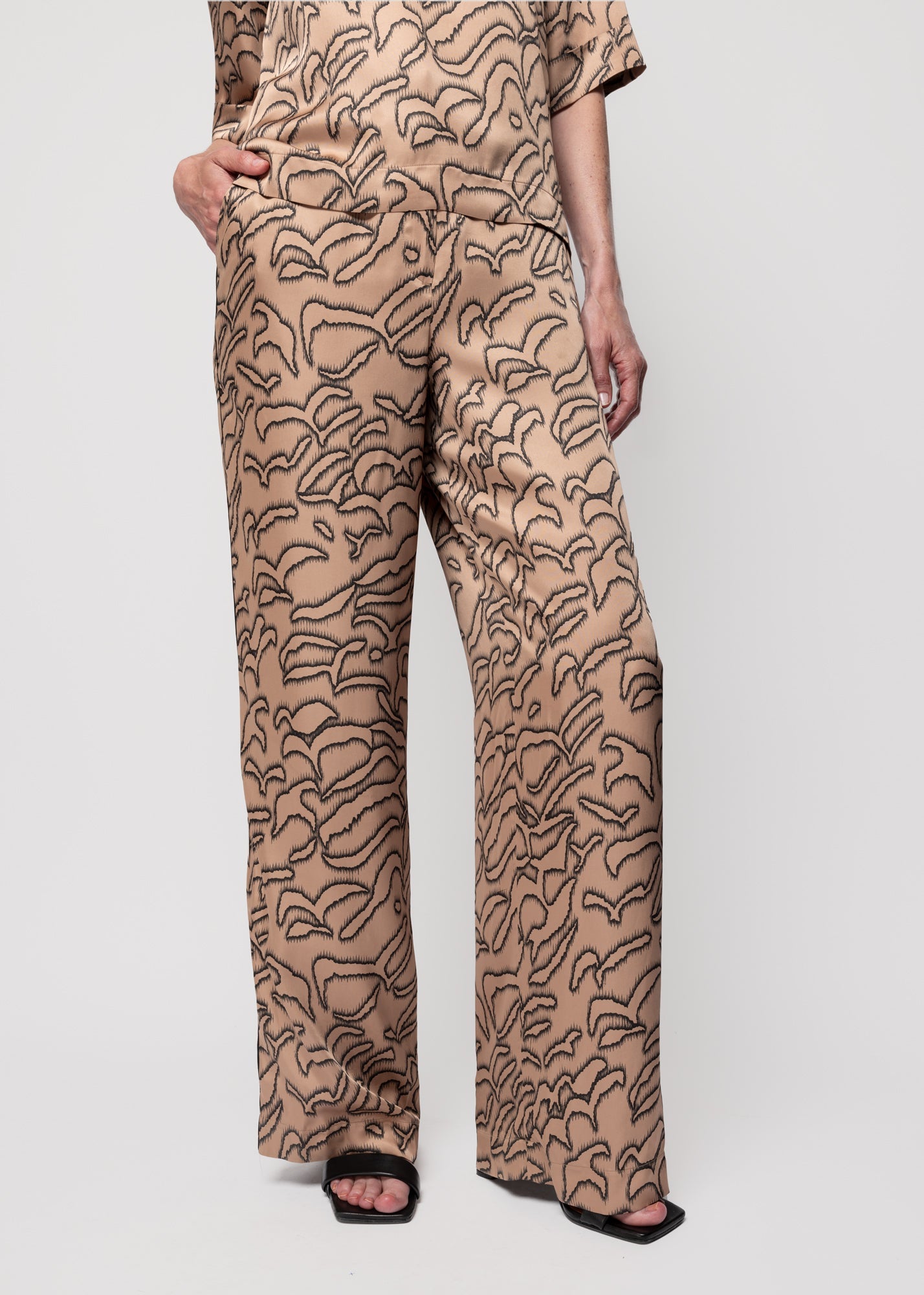 acetaat-broek-print_174-36