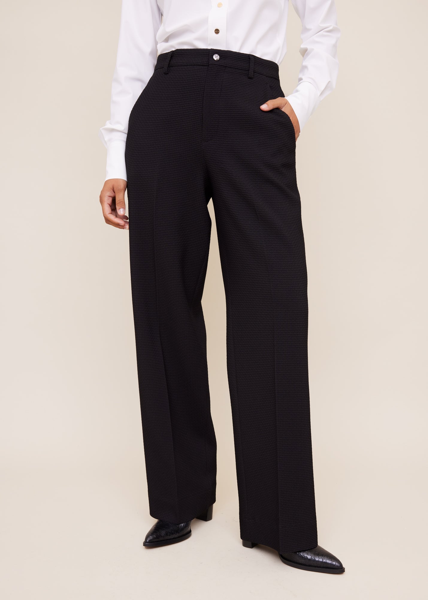 wafel-structuur-pantalon_172-36