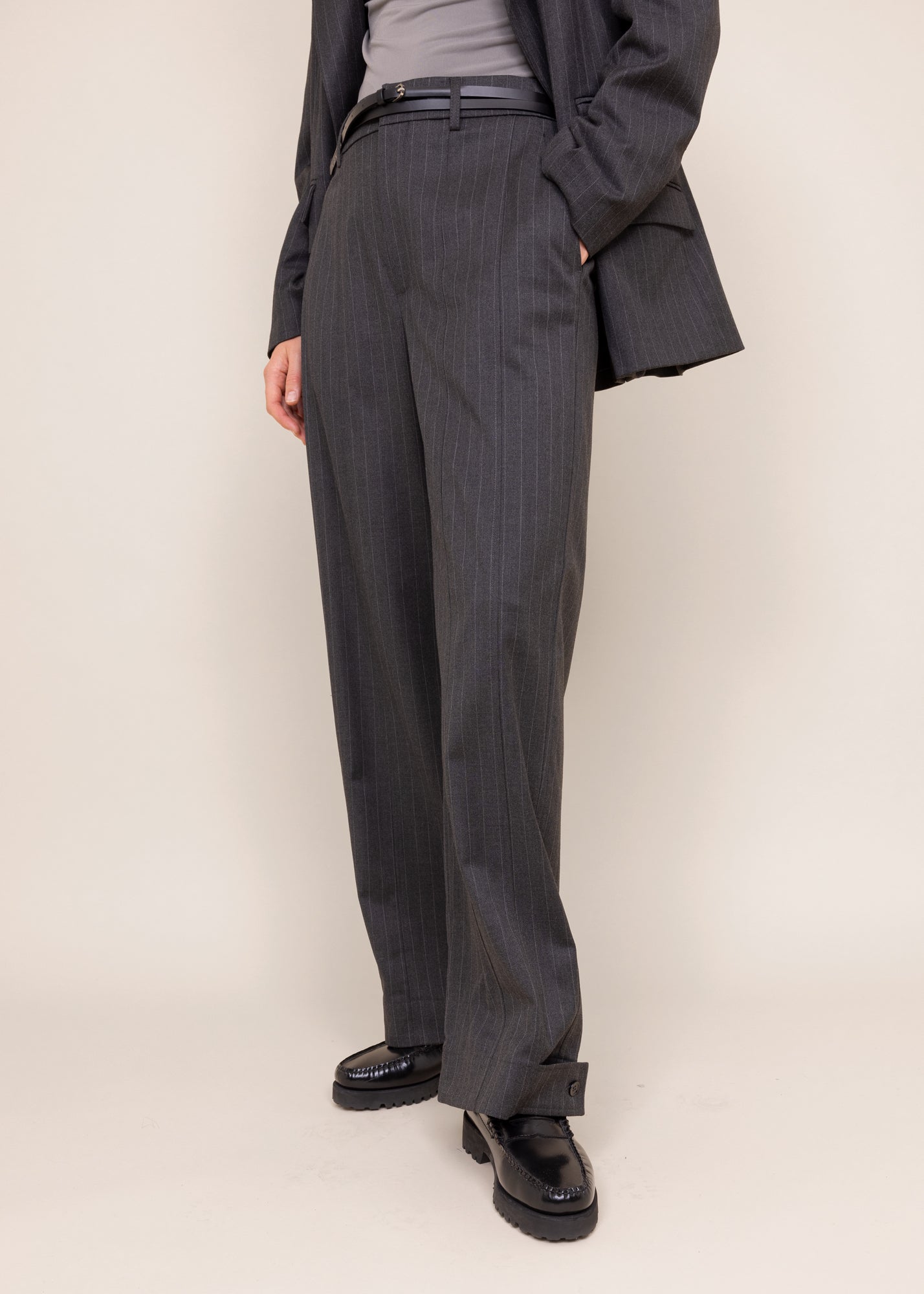 tailored-wide-broek-met-krijtstreep_178-36