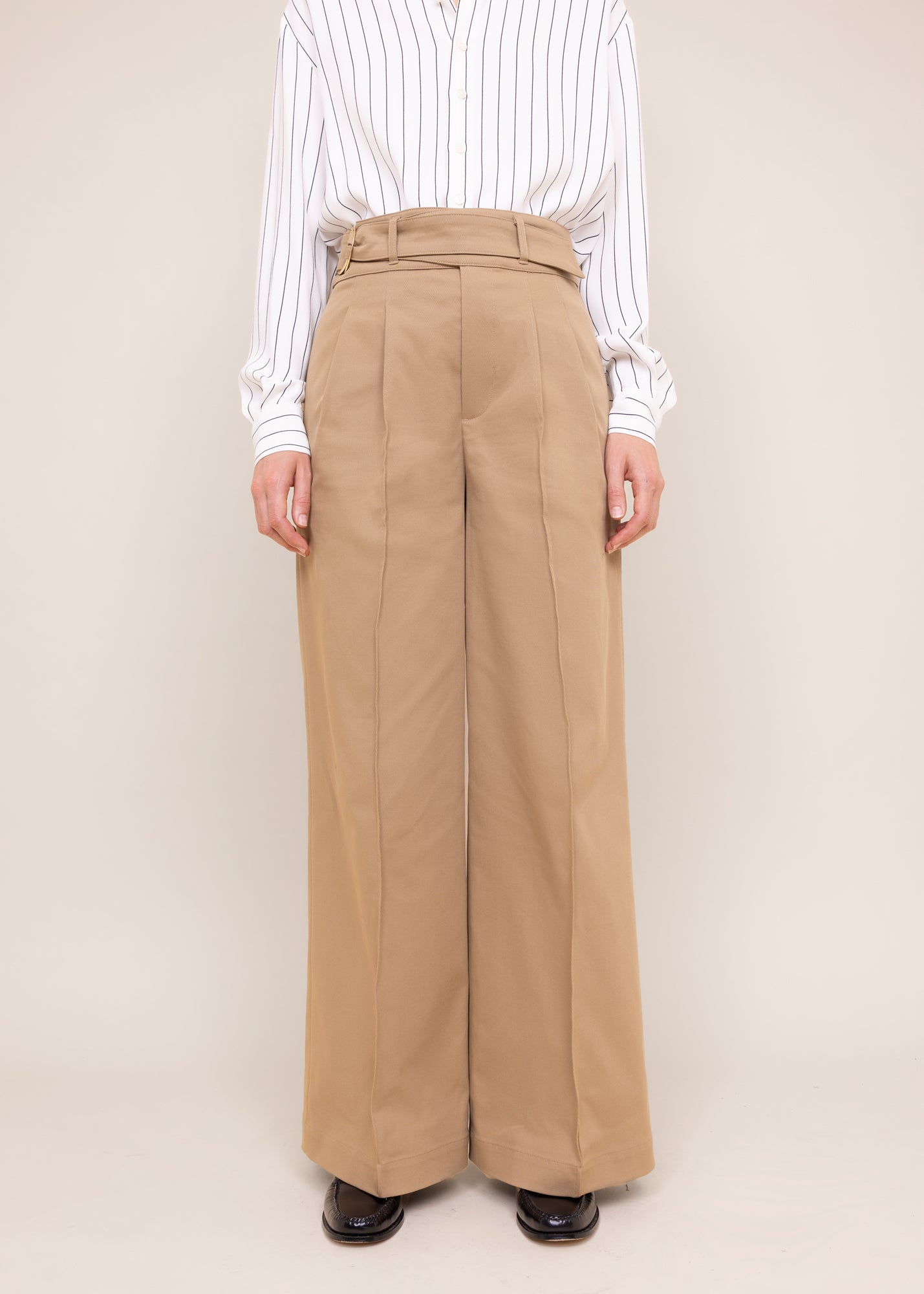 twill-broek-wide-leg_178-36