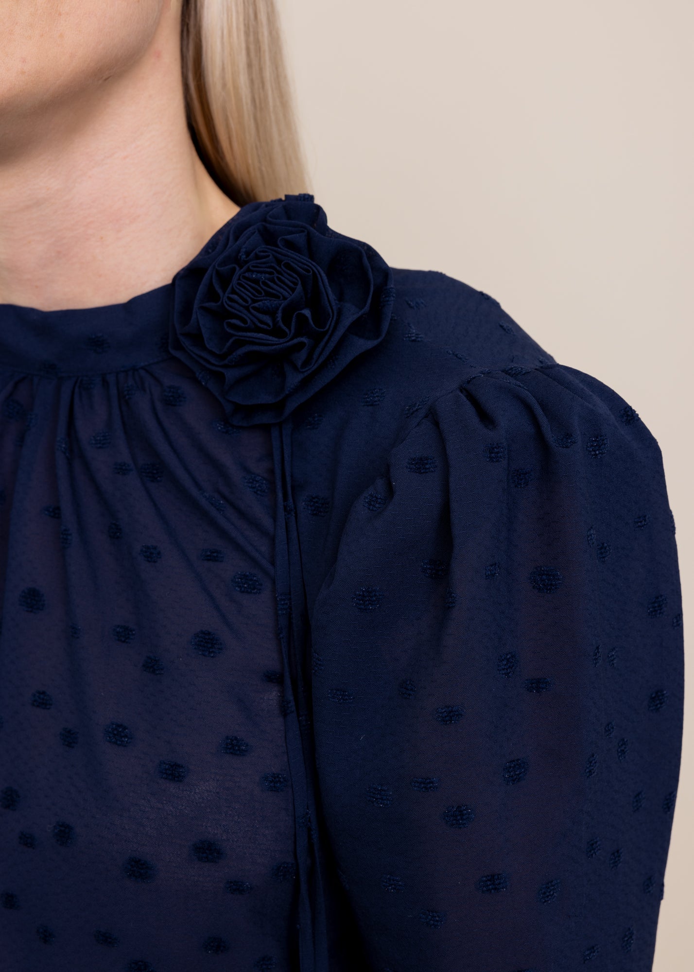 Transparante blouse met polkadot