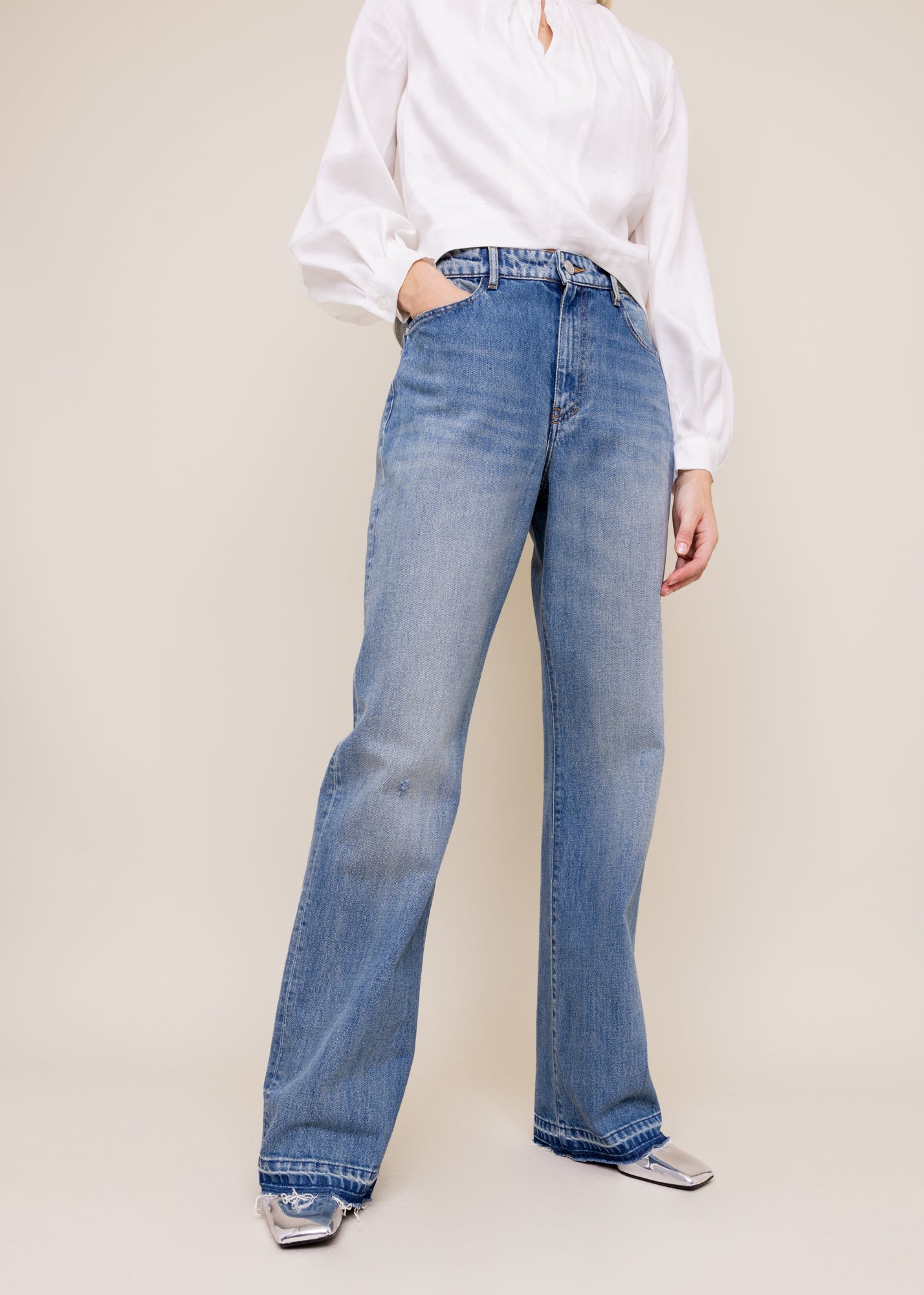 straight-fit-jeans_179-36