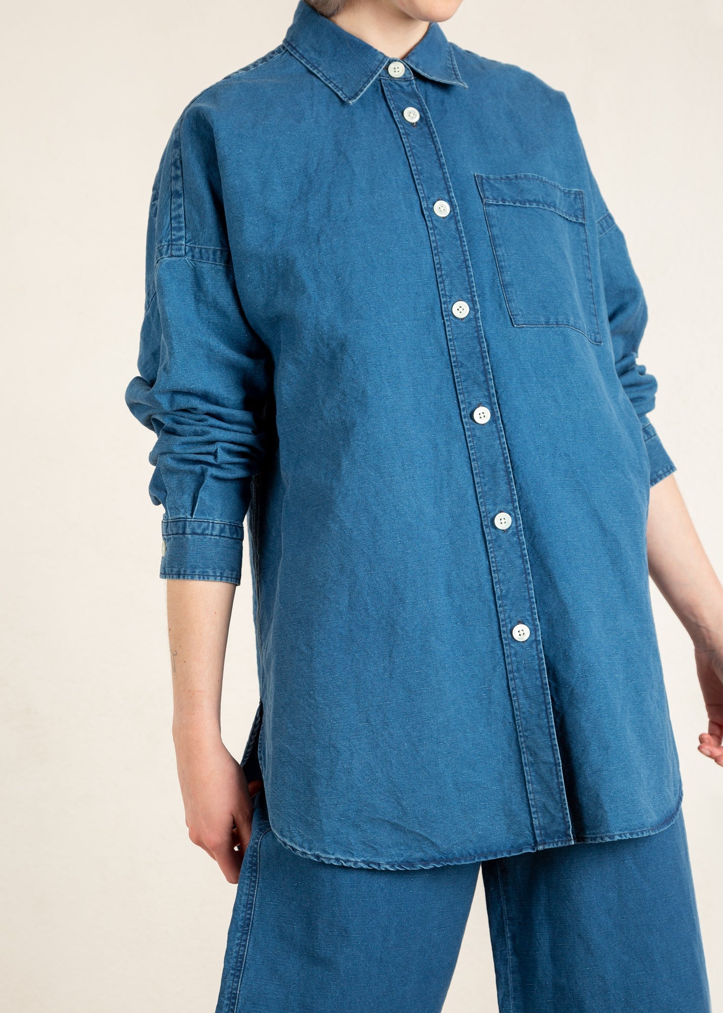 Damesblouse in denim met knopenreeks