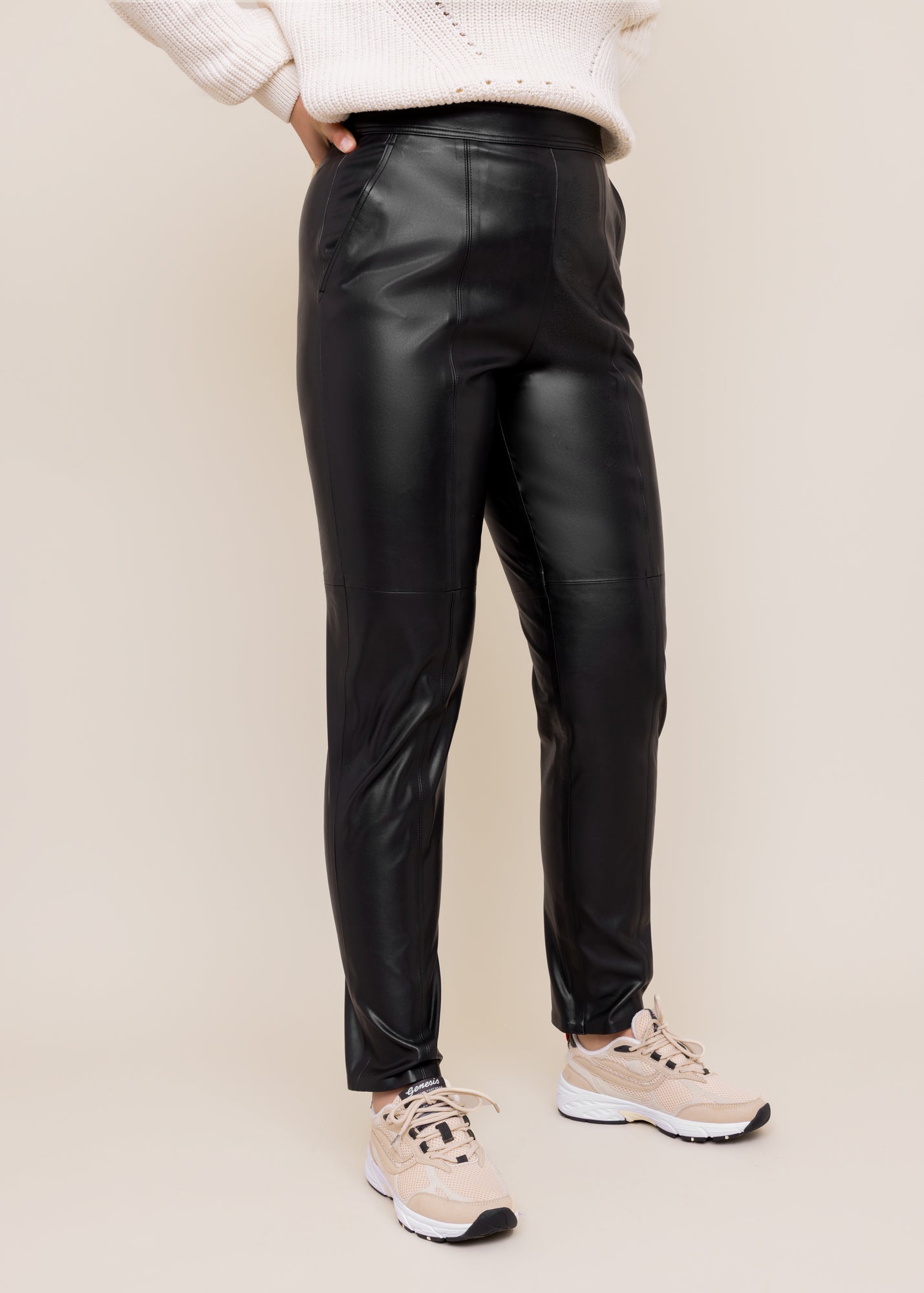 vegan-leren-broek_175-38