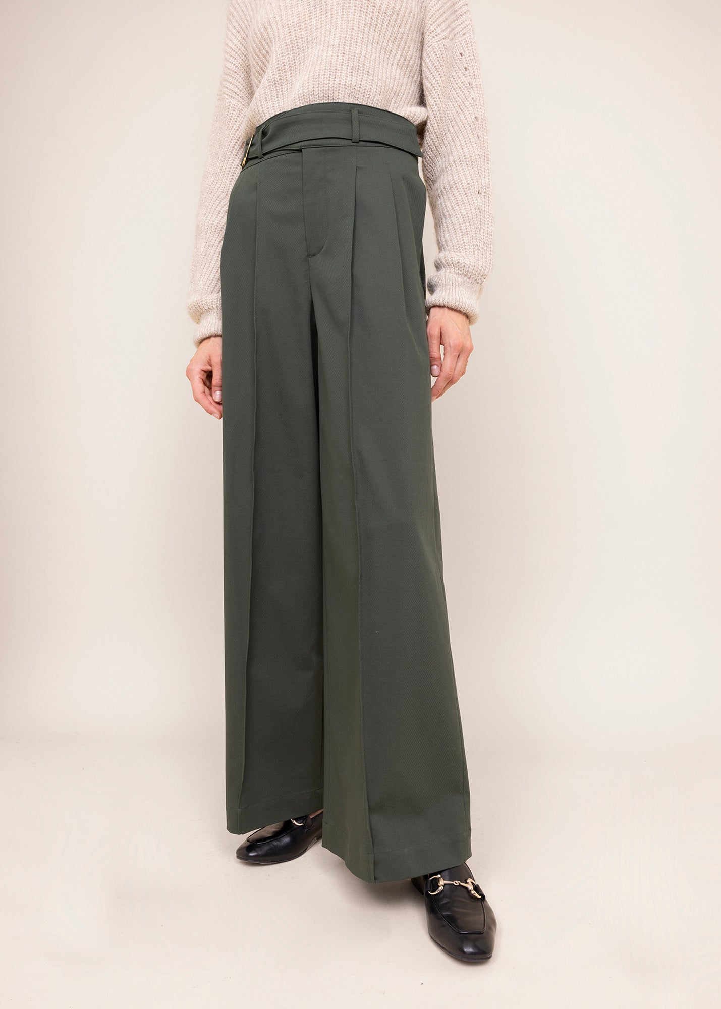 twill-broek-wide-leg_179-36